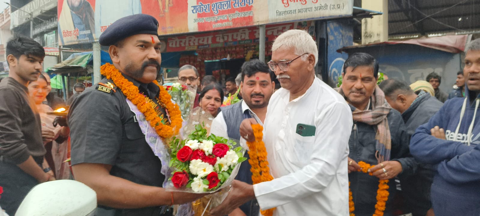 30 साल तक देश सेवा का इनाम,गांव वालों का गौरव से भरा सलाम