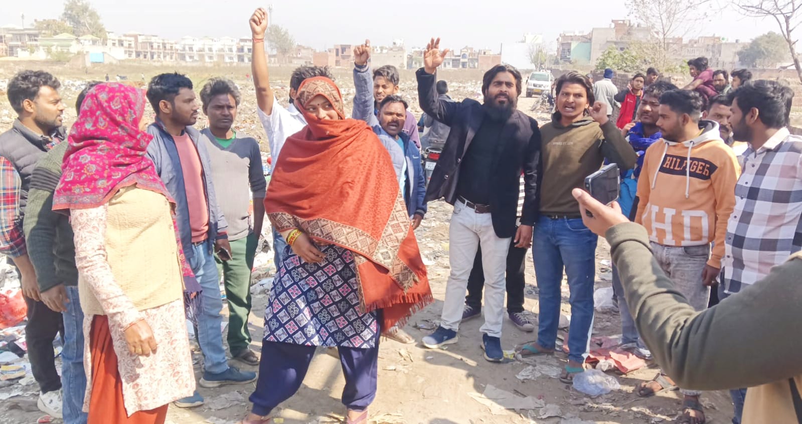 अलीगढ़ नगर निगम की अर्बन कंपनी लगा रही कूड़े के ढेर, कांग्रेस नेताओ ने जताया विरोध