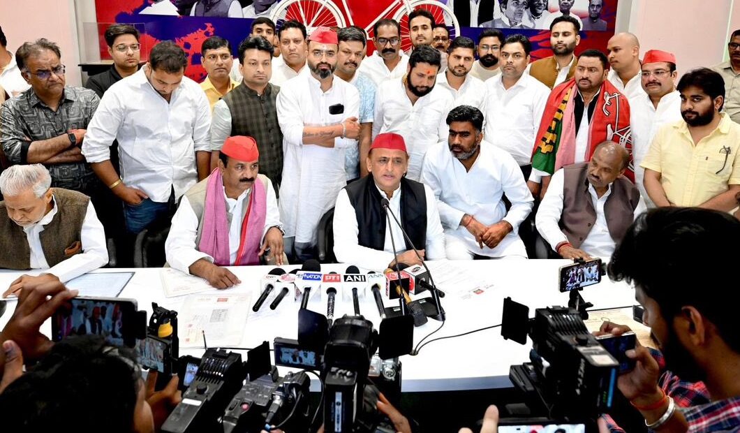 एलपीजी गैस सिलेंडर की कमी पर अखिलेश यादव का सरकार पर हमला, “सिलेंडर पर सरकार की ख़ामोशी क्यों?”